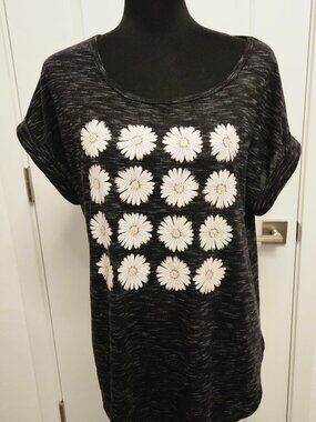 True Self Woment Tee Gray w/White Daisies print size 1X